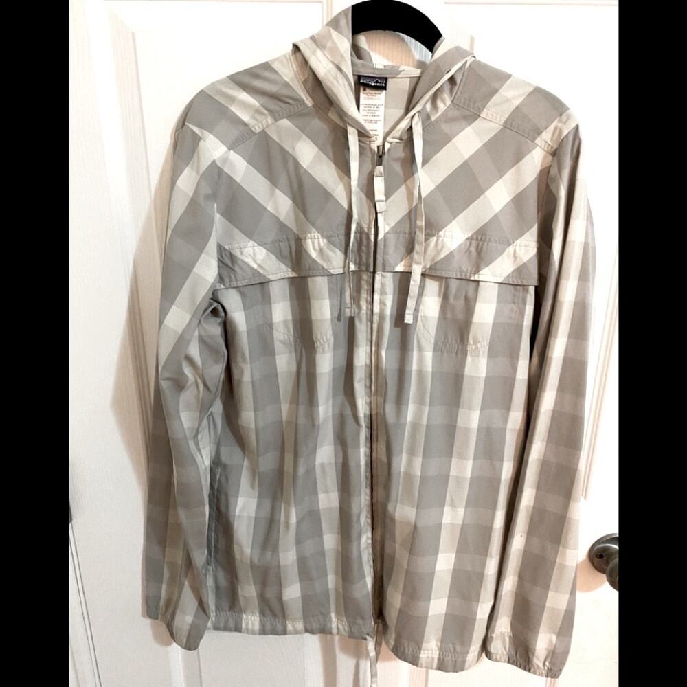 🔥🔥FIRE SALE 🔥🔥PATAGONIA Women’s lightweight Hooded Jacket- Size L